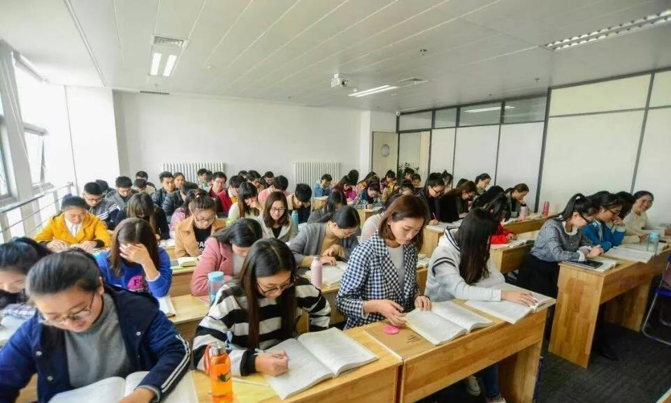 正在认真学习的豫升学员们